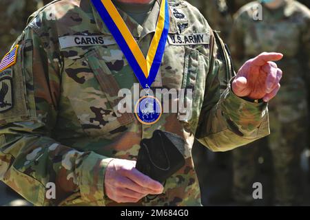 Le sergent de commandement Shawn F. Carns a été intronisé à l'ordre de Saint Michael à titre de chevalier honorable. L'Association de l'aviation de l'Armée de l'Amérique et le Centre de l'aviation de l'Armée des États-Unis ont joint leurs efforts pour reconnaître les personnes qui ont contribué de façon significative à la promotion de l'aviation de l'Armée de terre. Banque D'Images