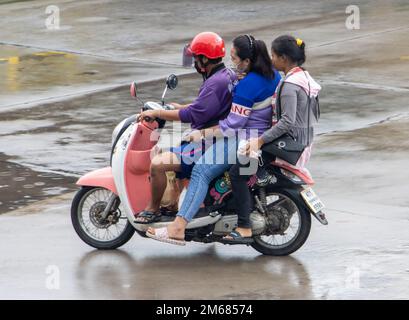 SAMUT PRAKAN, THAÏLANDE, SEP 29 2022, le trio de conduire une moto ensemble sous la pluie Banque D'Images