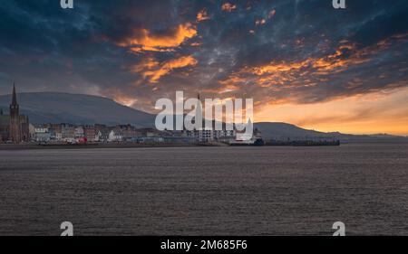 La ville de Largs se trouve sur le Firth de Clyde, sur la côte ouest de l'Écosse. Vue du nord de la Prom jusqu'au centre-ville, coucher de soleil rouge éclatant Banque D'Images