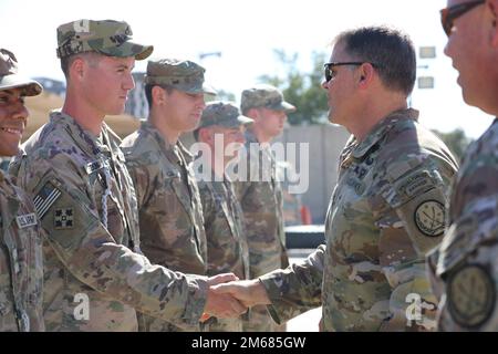 Le général de division John Brennan, commandant de la Force opérationnelle interarmées combinée – opération détermination inhérente, félicite un représentant des États-Unis Soldat lors d'une cérémonie de remise des prix de l'insigne de la stratégie de marché des Forces armées allemandes à la base d'opération avancée Union III à Bagdad, en Irak, au 14 avril 2022. L'insigne des Forces armées allemandes de la stratégie de Marksmanship est décerné aux soldats compétents en matière de stratégie de Marksmanship et est un prix militaire officiel autorisé à porter par des militaires inscrits. Banque D'Images