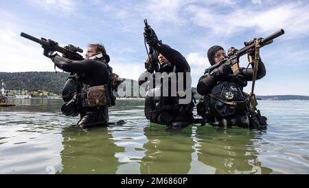 Membres des États-Unis L'unité spéciale de guerre navale Europe (NSWTU-E) et un membre de la croate Zapovjedništvo Specialjalnih Snaga (ZSS) conduisent un exercice sur la plage (OTB) à Split, Croatie, 15 avril 2022. Pour le ZSS croate, la formation conjointe en échange combiné, ou JCET avec des pays partenaires, n'est pas rare. Le ZSS a été fondé en 2000 en tant que Bataillon des opérations spéciales et depuis, ses opérateurs ont participé à de multiples opérations, y compris des missions en Afghanistan dans le cadre de la Force internationale d’assistance à la sécurité (FIAS) de l’OTAN. Banque D'Images