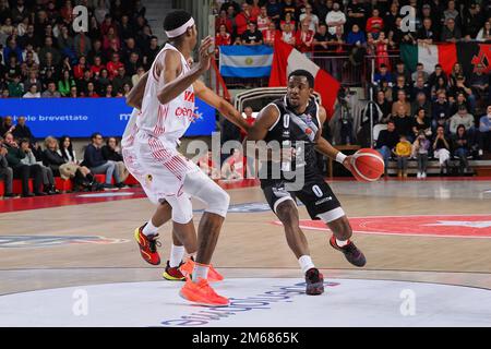 Stade Enerxenia, Varese, Italie, 02 janvier 2023, Semaj Christon (Bertram Yachts Derthona Tortona) contrecarré par Tomas Woldetensae (Openjobmestis Varese) Banque D'Images