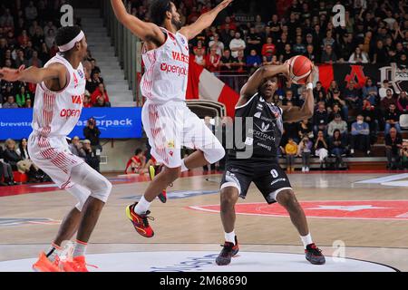 Stade Enerxenia, Varese, Italie, 02 janvier 2023, Semaj Christon (Bertram Yachts Derthona Tortona) contrecarré par Tomas Woldetensae (Openjobmestis Varese) Banque D'Images