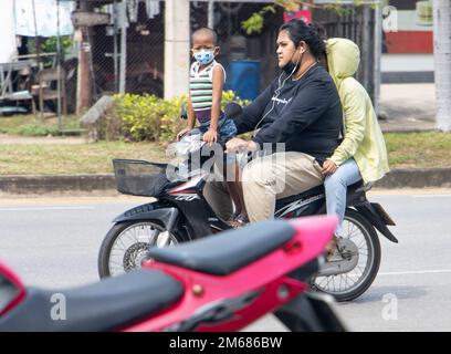 RATCHABURI, THAÏLANDE, NOVEMBRE 16 2022, Un couple est à bord d'une moto avec un petit garçon sur un guidon Banque D'Images