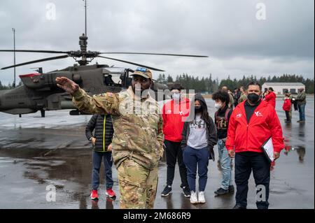 A ÉTATS-UNIS Le soldat de l'armée enseigne aux membres du Programme des jeunes de la buse à queue rouge au sujet de l'UH-60M Blackhawk lors de l'événement de l'aile inspiration et mentorat en aviation (AIM) à la base conjointe Lewis-McChord, Washington, 16 avril 2022. L’escadre AIM est un programme de sensibilisation communautaire dont la mission est d’informer, d’influencer et d’inspirer la prochaine génération d’aviateurs de la Force aérienne. Banque D'Images