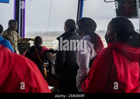 Les membres du Programme des jeunes de la Red-Twn Hawks font le tour d'une tour de contrôle de la circulation aérienne pendant l'événement de l'aile inspiration et mentorat de l'aviation (AIM) à la base conjointe Lewis-McChord, Washington (16 avril 2022). L’escadre AIM est un programme de sensibilisation communautaire dont la mission est d’informer, d’influencer et d’inspirer la prochaine génération d’aviateurs de la Force aérienne. Banque D'Images