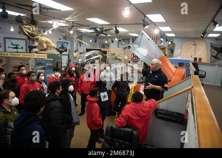 SHON Zawada, conservateur du Musée de l'air McChord, offre une visite du musée aux membres du Programme de jeunes de la faucons rouges dans le cadre de l'aile inspiration et mentorat en aviation (AIM) de la base conjointe Lewis-McChord, Washington, 16 avril 2022. L’escadre AIM est un programme de sensibilisation communautaire dont la mission est d’informer, d’influencer et d’inspirer la prochaine génération d’aviateurs de la Force aérienne. Banque D'Images