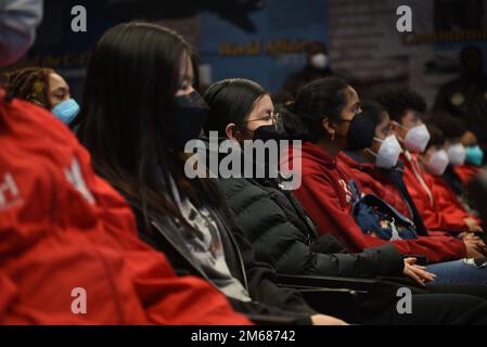 Les membres du Programme des jeunes de la Red-Twn Hawks écoutent le mémoire de mission de l'escadre de transport aérien de 62nd lors de l'événement de l'escadre inspiration et mentorat en aviation (AIM) à la base conjointe Lewis-McChord, Washington (16 avril 2022). L’escadre AIM est un programme de sensibilisation communautaire dont la mission est d’informer, d’influencer et d’inspirer la prochaine génération d’aviateurs de la Force aérienne. Banque D'Images