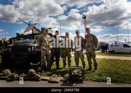 Le colonel polonais Chyła, commandant adjoint de la Brigade de défense territoriale de 8th, et les États-Unis Les soldats affectés au 1st Bataillon, 5th Régiment d'artillerie de campagne, 1st équipe de combat de brigade blindée, 1st Division d'infanterie posent pour une photo lors d'une cérémonie de bénédiction des paniers à Torun, Pologne, 16 avril 2022. La Division d'infanterie de 1st est parmi les autres unités affectées au V corps, le corps américain déployé en Europe qui travaille aux côtés des alliés de l'OTAN et des partenaires de sécurité régionaux pour fournir des forces crédibles au combat ; exécute des exercices d'entraînement conjoints, bilatéraux et multinationaux. Banque D'Images