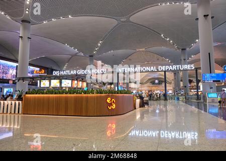 Aéroport international d'Istanbul terminal de départs à Istanbul, Turquie, le 14 septembre 2022 Banque D'Images