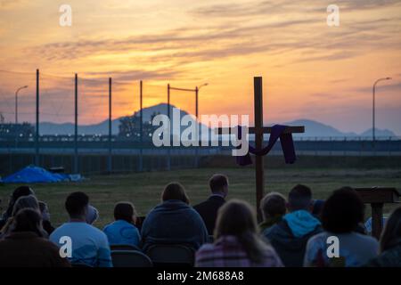 Les Marines, les marins et les familles participent à un service de lever du soleil tenu par la chapelle de la station à MCAS Iwakuni, Japon, le 17 avril 2022. Le service a été organisé par la chapelle Iwakuni du MCAS pour célébrer les vacances de Pâques. Les services de lever du soleil sont traditionnellement organisés par les églises tôt le matin de Pâques parce que le lever du soleil représente l'idée de passer de l'obscurité à la lumière, de la mort à la vie. Banque D'Images