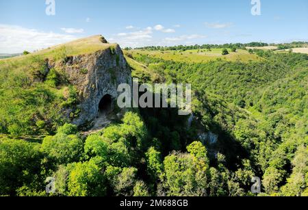 Grotte naturelle de Thors dans la vallée de la manifold, Staffordshire, Angleterre. L'habitation et l'enterrement précoces de l'homme datent de la fin du Paléolithique il y a 12 000 ans Banque D'Images