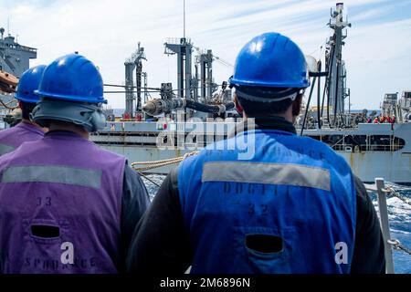 LES marins DE LA MER DES PHILIPPINES (17 avril 2022) effectuent un réapprovisionnement en mer avec le navire de ravitaillement USNS Tippecanoe (T-AO 199) à bord du destroyer à missile guidé de classe Arleigh Burke USS Spruance (DDG 111). Abraham Lincoln Strike Group est en cours de déploiement prévu dans la zone d'exploitation de la flotte américaine 7th afin d'améliorer l'interopérabilité par le biais d'alliances et de partenariats tout en servant de force de réaction prête à l'emploi pour soutenir une région libre et ouverte d'Indo-Pacifique. Banque D'Images