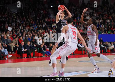 Stade Enerxenia, Varese, Italie, 02 janvier 2023, Leonardo Canti (Bertram Yachts Derthona Tortona) contrecarré par Guglielmo Caruso (Openjobmestis Varese) Banque D'Images