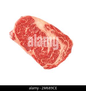 Steak de boeuf à lame brute isolé sur fond blanc, morceau entier marbré de viande crue, stripline sur blanc Banque D'Images