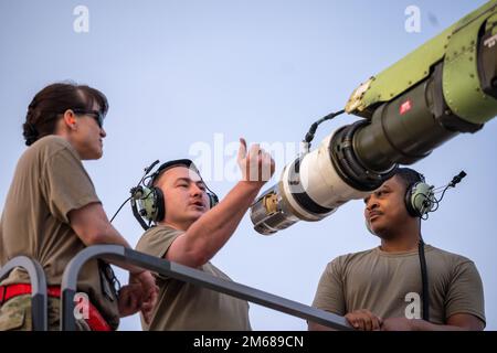 Le Sgt Seth Cook, 22nd Escadron de maintenance des aéronefs (AMM), artisan de l'hydraulique, le Sgt. Martin McAllister, 22nd AMM, surintendant de la production et le Sgt. Principal Jodi Jones, 931st AMM, surintendant de l'unité de maintenance des aéronefs, évaluent un problème de composant sur le boom d'un KC-46A dimanche, à 17 avril 2022, à la base aérienne de Morón, en Espagne. Les aviateurs actifs, de garde et de réserve se sont réunis pour l'exercice afin de renforcer leur compétence et de projeter le Pegasus à partir d'un environnement austère simulé. Banque D'Images