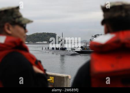 YOKOSUKA, Japon (18 avril 2022) le sous-marin d'attaque rapide de classe Los Angeles USS Alexandria (SSN 757) arrive aux activités de la flotte Yokosuka pour une visite programmée du port, 18 avril 2022. Alexandria est domiciliaire à San Diego et opère régulièrement dans la zone d'exploitation de la flotte américaine 7th, effectuant des opérations de sécurité maritime et soutenant les intérêts de sécurité nationale. Banque D'Images