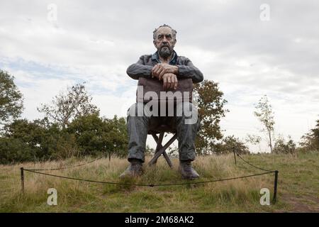 Une sculpture de Sean Henry, assis Figure 2016, au Yorkshire Sculpture Park Banque D'Images