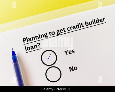 Une personne répond à une question sur le plan. Il a l'intention d'obtenir le prêt de constructeur de crédit. Banque D'Images