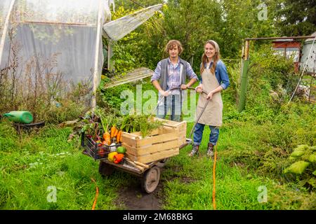 Couple d'agriculteurs posant pour la caméra dans la campagne Banque D'Images