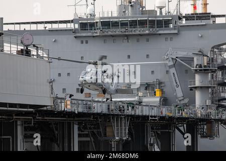 A ÉTATS-UNIS L'hélicoptère Seahawk SH-60 de la Marine affecté à l'escadron de combat en mer 25 de l'hélicoptère atterrit sur l'USS Miguel Keith (ESB-5) à la station aérienne du corps des Marines Iwakuni, 18 avril 2022. Avec une installation portuaire biologique et servant d'hôte à la Marine Aircraft Wing 12, à la Carrier Air Wing Five et à la Fleet Air Wing 31, le MCAS Iwakuni est le seul à offrir une intégration navale avancée à l'appui de la sécurité régionale et de l'alliance américano-japonaise. Banque D'Images