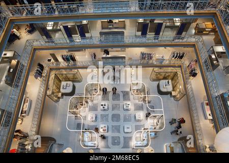 La Samaritaine est un grand magasin à Paris, récemment rénové pour inclure à la fois des détails Art déco et Art Nouveau dans un design contemporain Banque D'Images