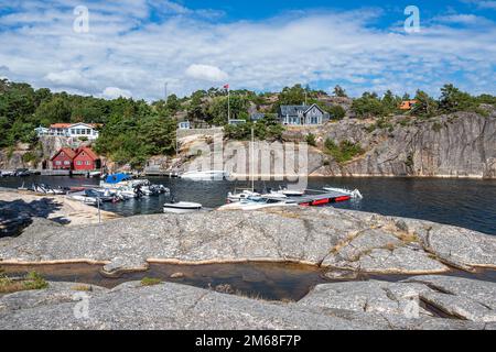 Petit port sur la baie de Paradisbukta en Norvège. Banque D'Images