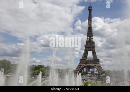 Les Fontaines de Varsovie, dans les Jardins du Trocadéro, donnent sur la Tour Eiffel. Paris Banque D'Images