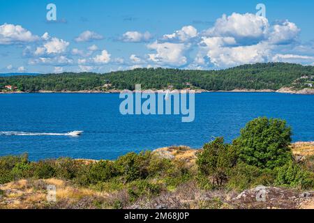 Paysage avec des bateaux sur l'île de Merdø en Norvège. Banque D'Images