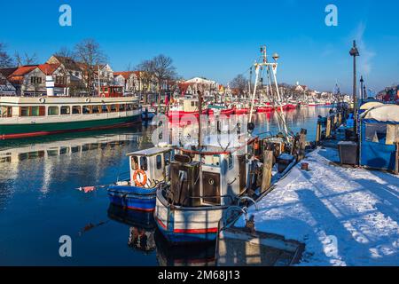 Bateaux de pêche à l'Alter Strom à Warnemünde en hiver. Banque D'Images