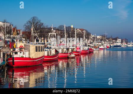 Bateaux de pêche à l'Alter Strom à Warnemünde en hiver. Banque D'Images