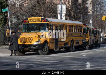 3 bus de l'école de Vizhnitz garés sur Roebling Street près de Lee Avenue à Williamsburg, Brooklyn New York City. Banque D'Images