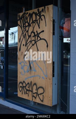 Arraisonné et défacé Automatic Teller machine, ou ATM, à l'avant d'un magasin abandonné Banque D'Images