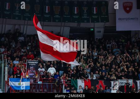 Supporters de Pallacanestro Varese OpenJobMetis pendant LBA Lega basket Un jeu de saison régulière 2022/23 entre Pallacanestro Varese OpenJobMetis et Bertram Yachts Derthona basket Tortona à Enerxenia Arena, Varese, Italie sur 02 janvier 2023 Banque D'Images