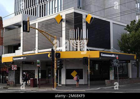 Commonwealth Bank Branch, à l'angle de Glen Huntly Rd et Orrong Rd, avec une grande menorah sur son toit, marquant le jour férié juif de Chanukah Banque D'Images