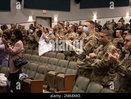 Les membres de l'auditoire applaudissent le Sgt principal à la retraite de la Force aérienne Kaleth O. Wright et l'instructeur de cyclisme Alex Toussaint après avoir parlé de questions relatives à la santé mentale et au mieux-être à joint base Andrews, Maryland, 19 avril 2022. La « Fondation Do Better » de Toussaint met l’accent sur la sensibilisation et l’amélioration de la santé mentale. Banque D'Images