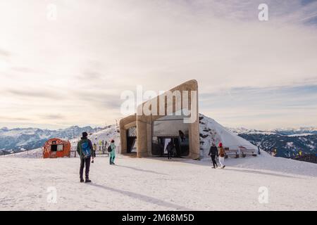 Messner Mountain Museum Corones avec des touristes dans la Kronplatz (Plan de Corones), Trentin-Haut-Adige, Tyrol du Sud, Italie Banque D'Images