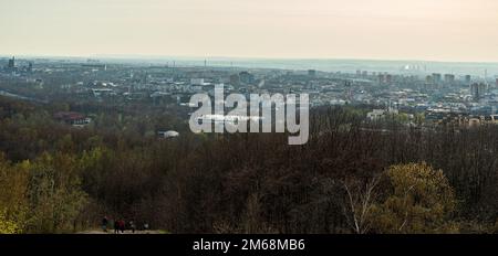 Vue sur la ville d'Ostrava depuis la colline de Halda EMA en République tchèque Banque D'Images