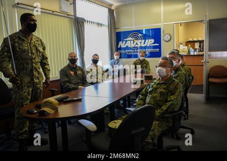 MISAWA, Japon (19 avril 2022) – le compagnon du chef machiniste Jason Smith, affecté au Centre de logistique de la flotte de commandement des systèmes d’approvisionnement naval le détachement de Yokosuka Hachinohe Fuel terminal présente des informations au capitaine Paul A. Hockran, commandant de l’installation aérienne navale (NAF) Misawa et au lieutenant-général Shinji Kameyama, Commandant de la Division 9th de la Force d'autodéfense terrestre du Japon et leurs équipes. Le but de la réunion était de discuter des efforts de communication et de la distribution des carburants. Le NAF Misawa fournit un soutien et des services logistiques pour l'aviation et le sol à tous les États-Unis permanents et temporaires Marine et États-Unis Marine C Banque D'Images