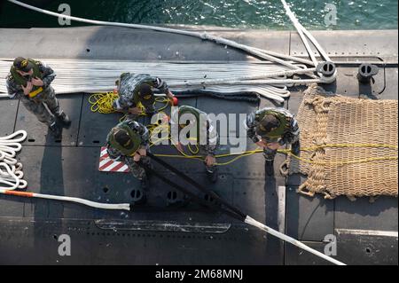 PERTH, Australie (19 avril 2022) les marins de la Marine royale australienne affectés au sous-marin RAN de classe Collins HMAS Farncomb (SSG 74) ont une ligne de mouillage comme les landes sous-marins à côté de l'émory S. le sous-marin de classe terrestre USS Frank Cable (AS 40) à la base navale HMAS Stirling, 19 avril 2022. Frank Cable est actuellement en patrouille pour la maintenance et la logistique des expéditions à l'appui de la sécurité nationale dans la zone d'opérations de la flotte américaine 7th. Banque D'Images