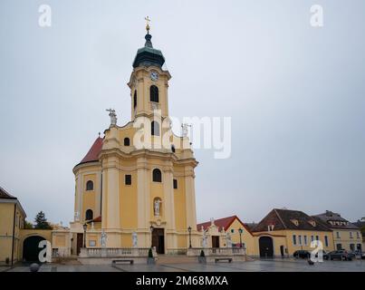 15th octobre,2022.vue de l'église catholique de Laxenburg à la ville de Laxenburg, Autriche. Banque D'Images
