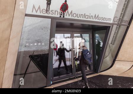 Un touriste entrant dans le Musée de montagne de Messner Corones sur la Kronplatz (Plan de Corones), Trentin-Haut-Adige, Tyrol du Sud, Italie Banque D'Images