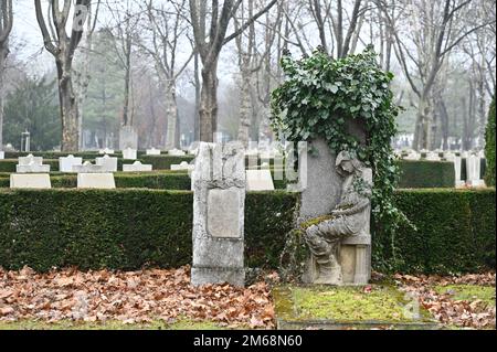 Vienne, Autriche. Cimetière central de Vienne.statue en pierre assise devant les tombes des soldats soviétiques de la Seconde Guerre mondiale au cimetière central de Vienne Banque D'Images