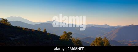 Troodos panorama sur la montagne, vue vers le nord, soirée lumineuse soleil d'automne, Chypre Banque D'Images