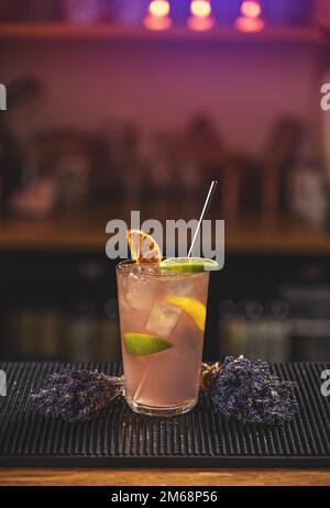 Limonade fraîche et délicieuse au sirop de lavande et au citron vert Banque D'Images