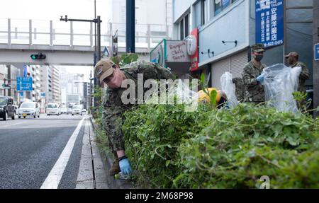 220419-N-RC359-1032 YOKOSUKA, Japon (19 avril 2022) Aviation Ordnanceman Airman Alexander Rivera-Rosario, de Gaithersburg, Maryland, affecté aux États-Unis Le seul porte-avions déployé par l’avant de la Marine, l’USS Ronald Reagan (CVN 76), recueille des ordures autour de la ville de Yokosuka dans le cadre d’un nettoyage communautaire. Des marins de Ronald Reagan se sont portés volontaires dans la ville pour montrer l’engagement du navire envers la communauté locale et ses résidents. Ronald Reagan, le navire amiral du Carrier Strike Group 5, fournit une force prête à combattre qui protège et défend les États-Unis, et soutient les alliances, partenaire Banque D'Images