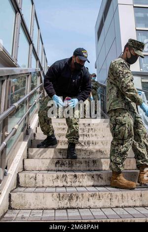 220419-N-RC359-1020 YOKOSUKA, Japon (19 avril 2022) responsable de l'aviation 2nd classe Cornelius KNOX, de Los Angeles, affecté aux États-Unis Le seul porte-avions déployé par l’avant de la Marine, l’USS Ronald Reagan (CVN 76), recueille des ordures autour de la ville de Yokosuka dans le cadre d’un nettoyage communautaire. Des marins de Ronald Reagan se sont portés volontaires dans la ville pour montrer l’engagement du navire envers la communauté locale et ses résidents. Ronald Reagan, le navire amiral du Carrier Strike Group 5, fournit une force prête à combattre qui protège et défend les États-Unis, et soutient les alliances, les partenariats et les collecti Banque D'Images