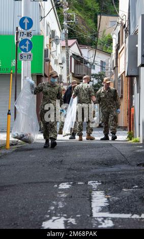 220419-N-RC359-1055 YOKOSUKA, Japon (19 avril 2022) marins affectés aux États-Unis Le seul porte-avions déployé par l’avant de la Marine, l’USS Ronald Reagan (CVN 76), recueille des déchets dans la ville de Yokosuka dans le cadre d’un nettoyage communautaire. Des marins de Ronald Reagan se sont portés volontaires dans la ville pour montrer l’engagement du navire envers la communauté locale et ses résidents. Ronald Reagan, le navire amiral du Carrier Strike Group 5, fournit une force prête à combattre qui protège et défend les États-Unis, et soutient les alliances, les partenariats et les intérêts maritimes collectifs dans la région Indo-Pacifique. Banque D'Images