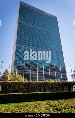 Bâtiment du Secrétariat de l'ONU, un gratte-ciel situé au siège de l'Organisation des Nations Unies dans le quartier de Turtle Bay à Manhattan, New York Banque D'Images