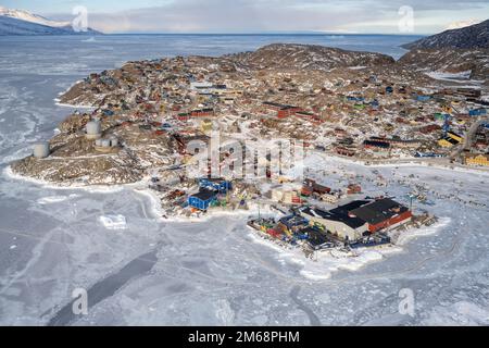 Une vue aérienne de la ville d'Uummannaq dans l'ouest du Groenland Banque D'Images